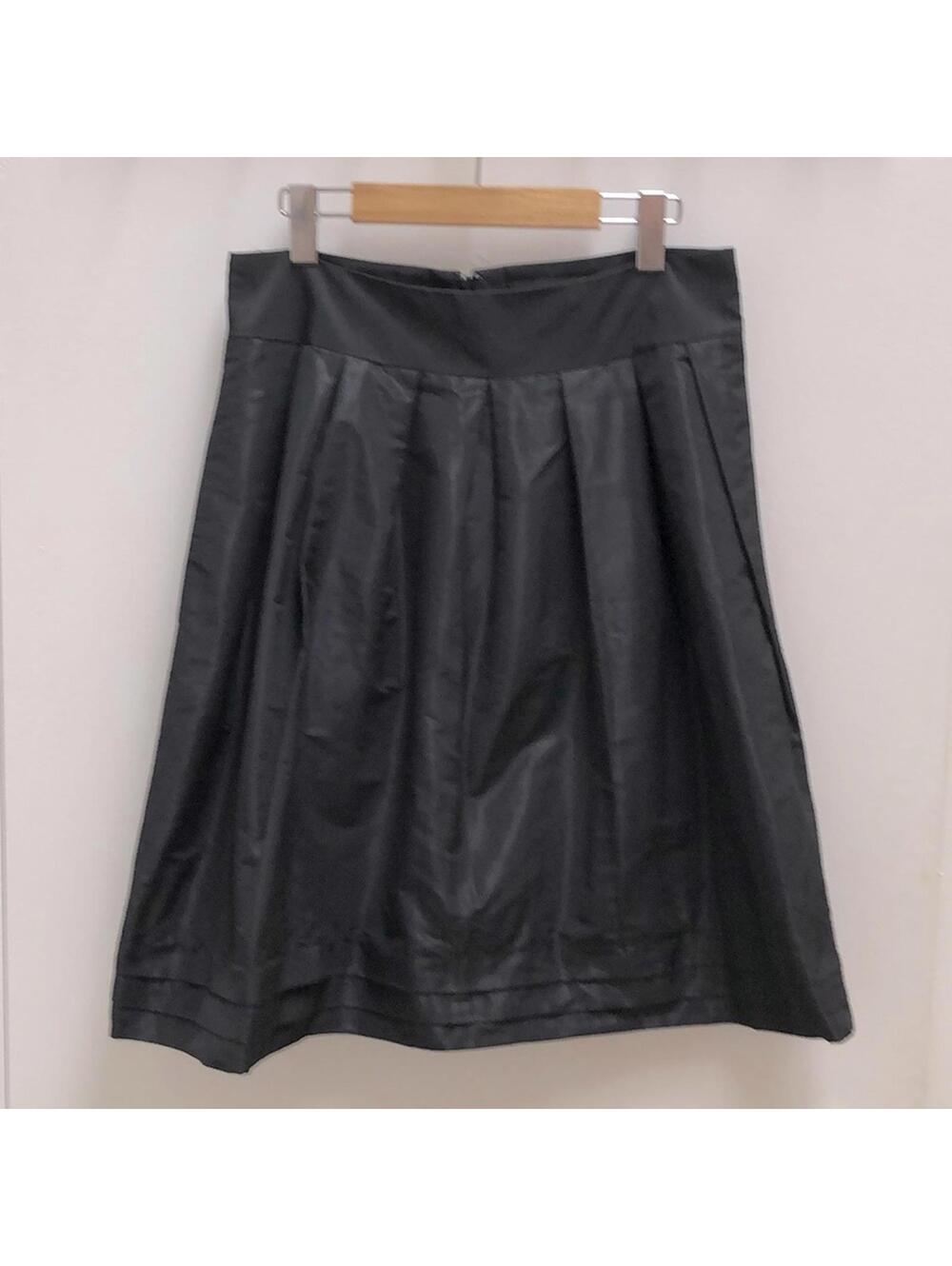 Banana Republic - Black pleated skirt with shine - size 10
